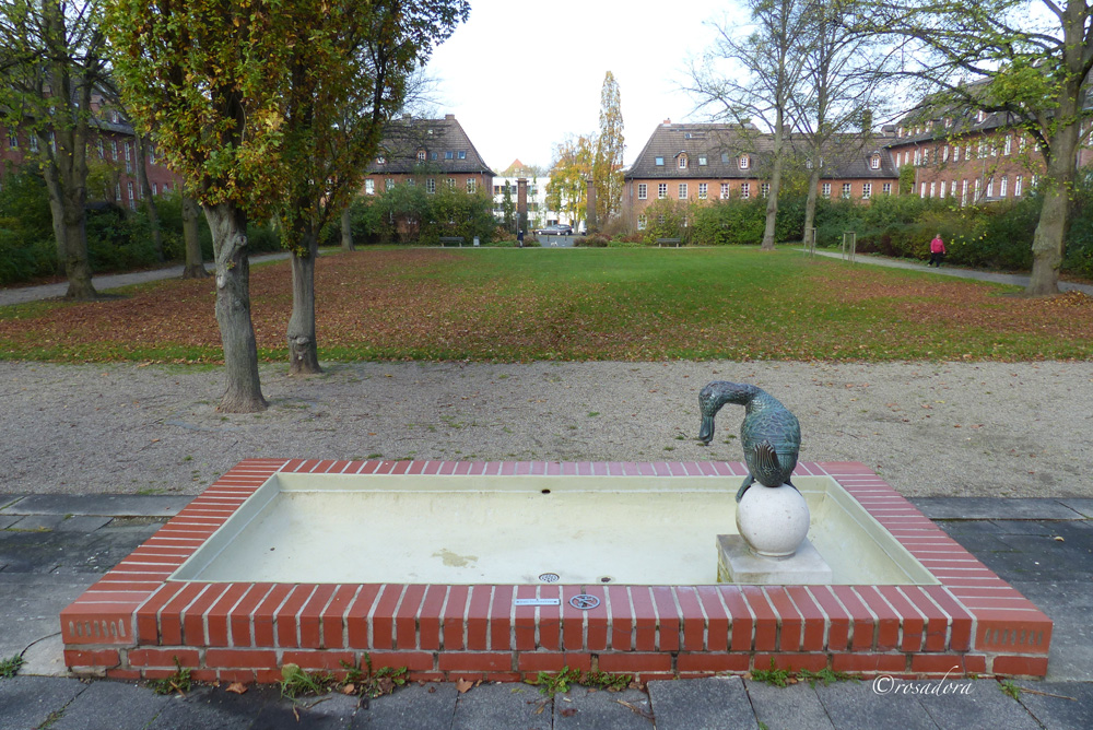 ROTES KREUZ_MIT BRUNNEN IN DEN PARK_P1690968